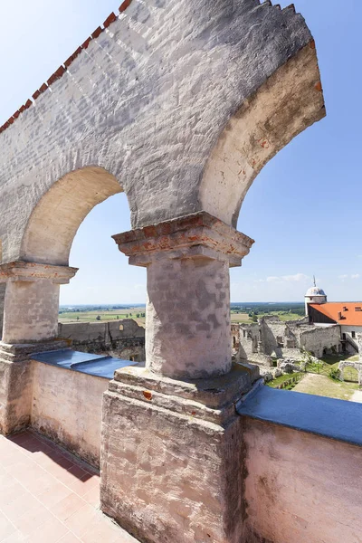 Αναγέννηση κάστρο, υπεράσπιση, ερείπια κτισμάτων, σε μια ηλιόλουστη ημέρα, Lublin Voivodeship, Janowiec, Πολωνία — Φωτογραφία Αρχείου