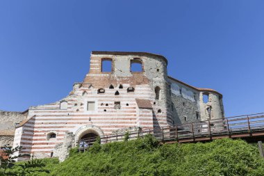 Rönesans kale, savunma bina, harabe, güneşli bir günde, Lublin Voyvodalığı, Janowiec, Polonya