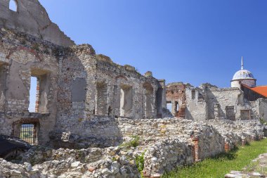 Rönesans kale, savunma bina, harabe, güneşli bir günde, Lublin Voyvodalığı, Janowiec, Polonya