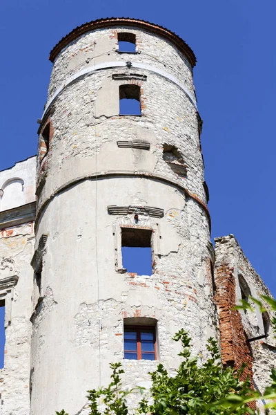 Castelo renascentista, edifício de defesa, ruínas, num dia ensolarado, Voivodia de Lublin, Janowiec, Polónia — Fotografia de Stock