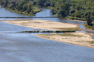 Vistula Nehri ile kumlu sığ bir gün güneşli yaz, Kazimierz Dolny, Polonya