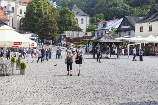 Marché dans la vieille ville de Kazimierz Dolny à la Vistule, Pologne — Photo