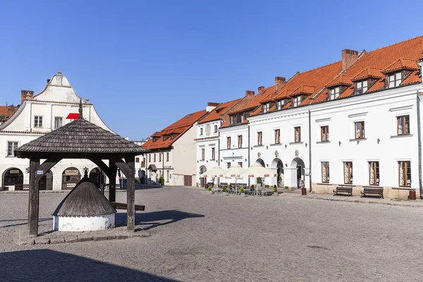 Mercato nella città vecchia di Kazimierz Dolny al fiume Vistola, pozzo di legno, Kazimierz Dolny, Polonia — Foto Stock