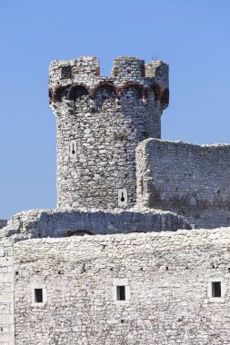 14. yüzyılın ortaçağ kalesi kalıntıları ediyor, Ogrodzieniec Kalesi, iz kartal yuva, Podzamcze, Polonya