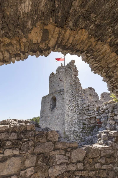 Ruïnes van het middeleeuws kasteel van de 14de eeuw, kasteel Ogrodzieniec, Trail van de adelaars nesten, Podzamcze, Polen — Stockfoto