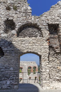 14. yüzyılın ortaçağ kalesi kalıntıları ediyor, Ogrodzieniec Kalesi, iz kartal yuva, Podzamcze, Polonya
