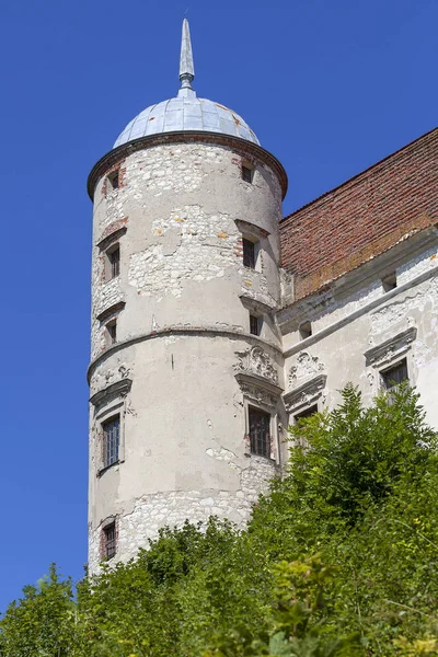 Renesanční zámek, obranné budovy, ruiny, za slunečného dne, Lublinské vojvodství, Janowiec, Polsko. — Stock fotografie