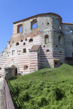 Rönesans kale, savunma bina, harabe, güneşli bir günde, Lublin Voyvodalığı, Janowiec, Polonya