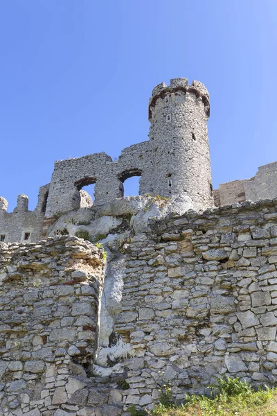 Ruínas do castelo medieval do século XIV, Castelo de Ogrodzieniec, Trilha dos Ninhos das Águias, Podzamcze, Polónia — Fotografia de Stock