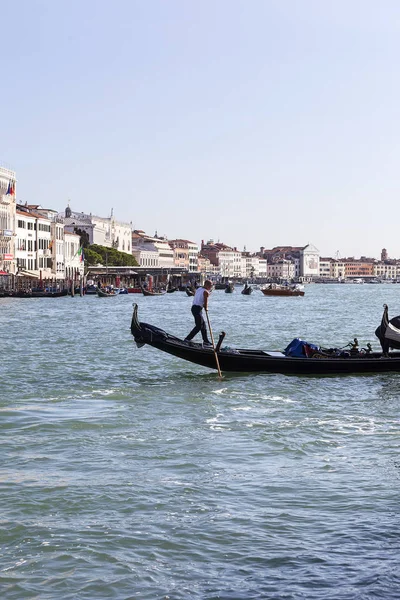 Velencei gondolier evezés keresztül a Grand Canal, Velence, Olaszország — Stock Fotó