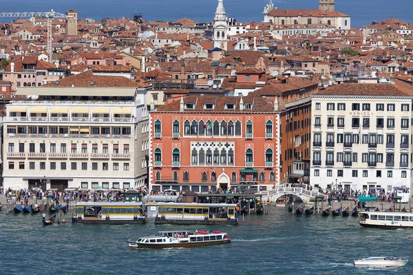 Vista aérea de la ciudad, bulevares costeros, transporte acuático, Venecia, Italia — Foto de Stock