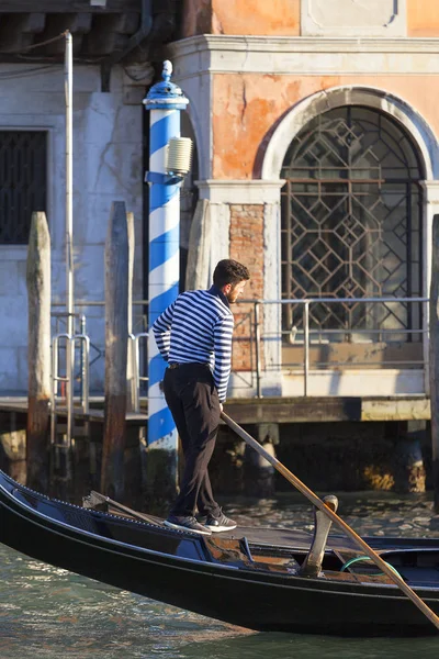 Venetian gondolier rowing through the Grand Canal, Venice, Italy — Stock Photo, Image