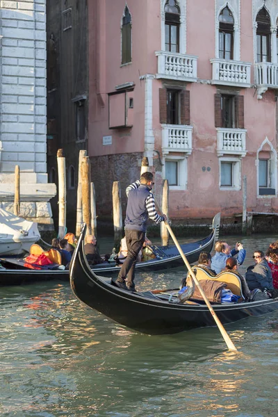Gondolier vénitien ramant à travers le Grand Canal, Venise, Italie — Photo