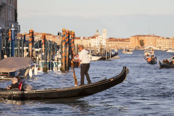 Gondolier vénitien ramant à travers le Grand Canal, Venise, Italie — Photo