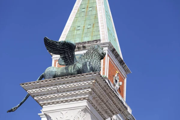 Kolumna z San Marco i dzwonnica św na Piazza San Marco, Wenecja, Włochy — Zdjęcie stockowe