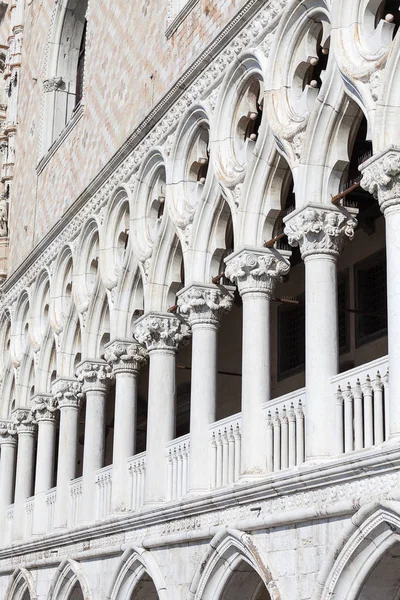 Dóžecí palác na Piazza San Marco, fasády, Benátky, Itálie. — Stock fotografie