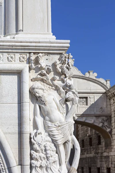 Dogenpalast auf der Piazza San Marco, Relief an Fassade und Seufzerbrücke, Venedig, Italien — Stockfoto
