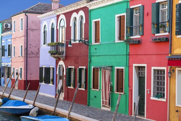 Pequeñas y coloridas casas pintadas en la isla de Burano, Venecia, Italia — Foto de Stock