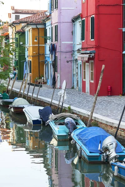 Kleurrijke kleine, fel beschilderde huizen op het eiland Burano, Venetië, Italië — Stockfoto