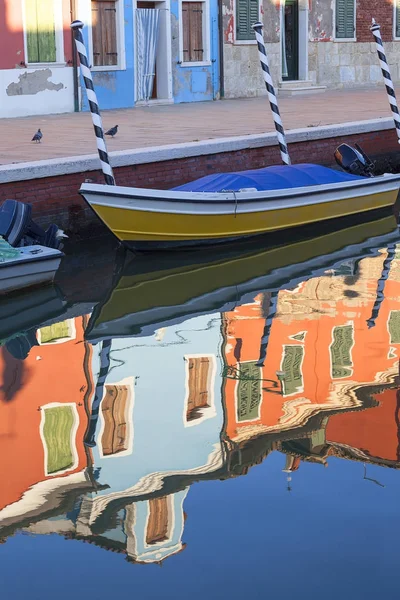 Kleurrijke kleine, fel beschilderde huizen op het eiland Burano, Venetië, Italië — Stockfoto