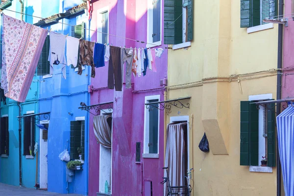 Kleurrijke kleine, fel beschilderde huizen op het eiland Burano, Venetië, Italië — Stockfoto