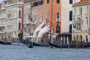 Lorenzo Quinn Grand Canal Sudan, Venedik, İtalya, çıkıntılı iki dev el koyarak heykelini destek
