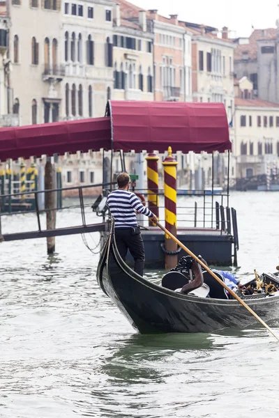 Gondolier vénitien ramant à travers le Grand Canal, Venise, Italie — Photo