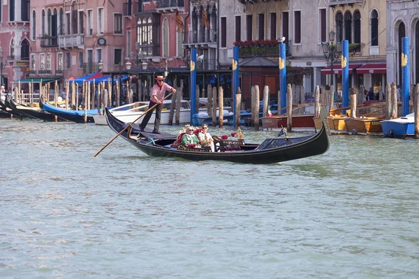 Venedik gondolcu Grand Canal, Venice, İtalya ile kürek