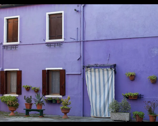 Petites maisons colorées et brillamment peintes sur l'île de Burano, Venise, Italie — Photo