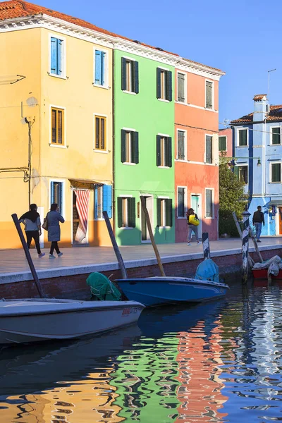 Kleurrijke kleine, fel beschilderde huizen op het eiland Burano, Venetië, Italië — Stockfoto