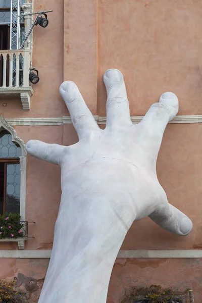 Support Sculpture by Lorenzo Quinn putting two giant hands  protruding from the Grand Canal water ,Venice, Italy — Stock Photo, Image