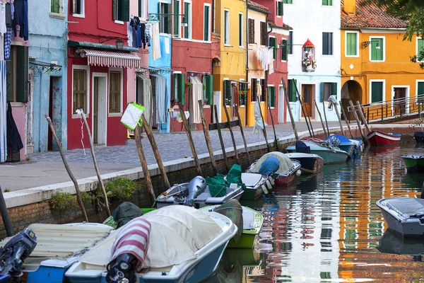 Pequeñas y coloridas casas pintadas en la isla de Burano, Venecia, Italia — Foto de Stock