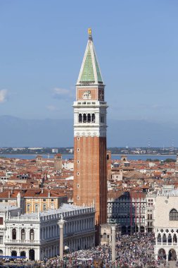 St Mark's Campanile ve Gotik Doge Sarayı üzerinde Piazza San Marco, kalabalık bir turist, Venedik, İtalya