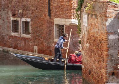 Venedik gondolcu kürek tarafı dar kanal, Venedik, İtalya