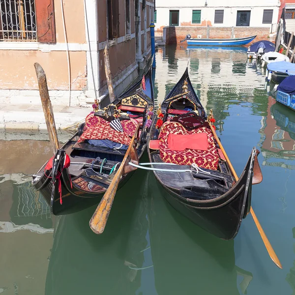 Gondola - symbol of Venice, narrow side channel, Venice, Italy — Stock Photo, Image