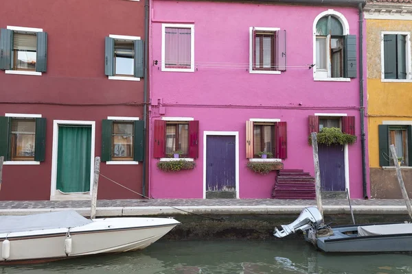 Pequeñas y coloridas casas pintadas en la isla de Burano, Venecia, Italia — Foto de Stock