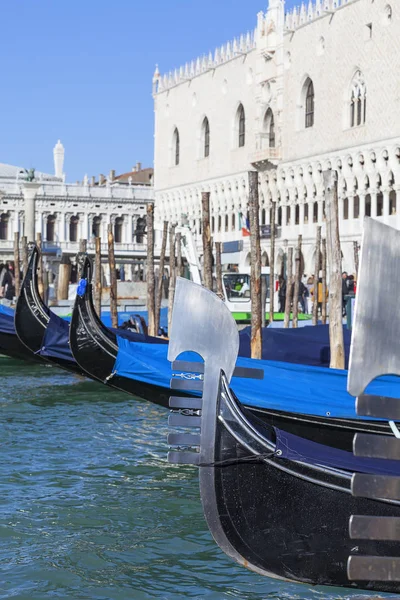 Gondolák - szimbólum, Velence, a kikötőben, mielőtt a Dózse-palota, Velence, Olaszország — Stock Fotó