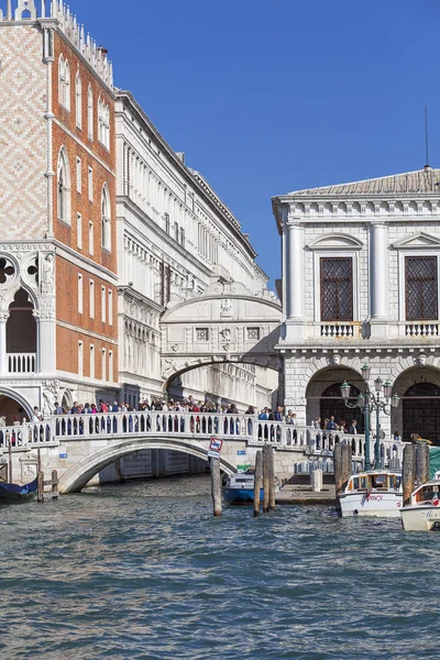 Vue sur la mer sur le Ponte della Paglia et le Pont des Soupirs, Venise, Italie — Photo