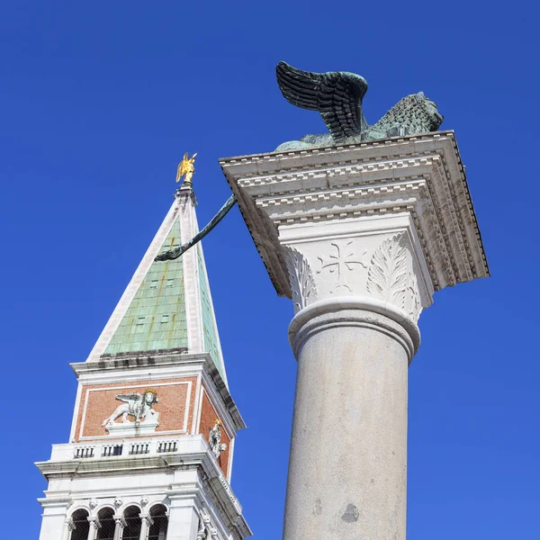 Coluna de São Marcos e Campanile de São Marcos na Piazza San Marco, Veneza, Itália — Fotografia de Stock