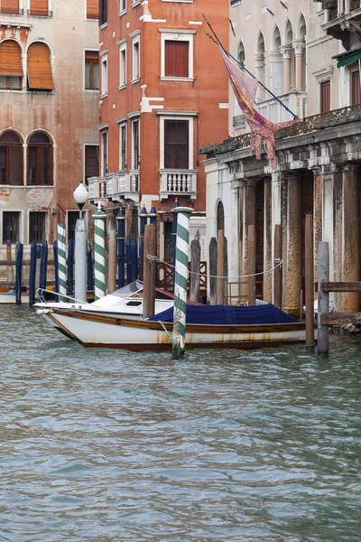Grand Canal, vintage budynków, zaparkowanych łodzi w marinie, Wenecja, Włochy — Zdjęcie stockowe