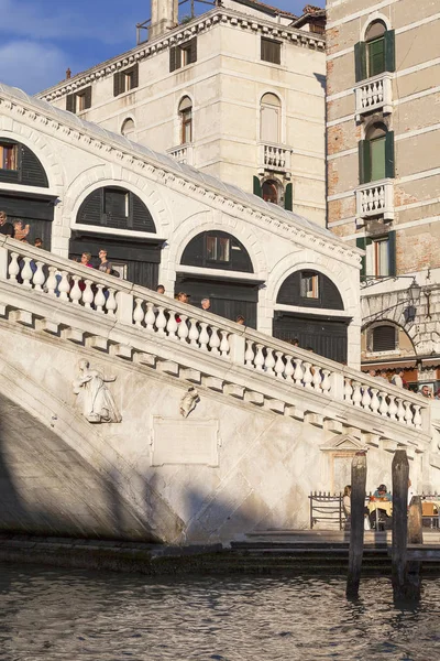 Ponte Rialto (Ponte de Rialto) sobre o Grande Canal, Veneza, Itália — Fotografia de Stock