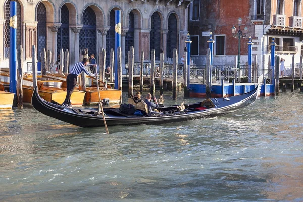 Gondolier wenecki wioślarstwo przez Canal Grande, Wenecja, Włochy — Zdjęcie stockowe