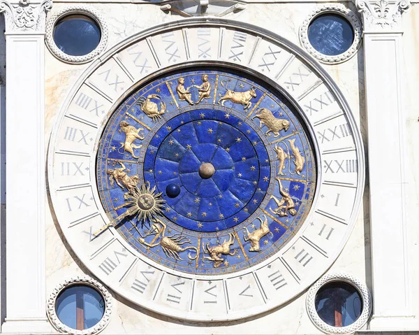 A St Mark's Clock tower, a Piazza San Marco, óra számlapját, Velence, Olaszország — Stock Fotó
