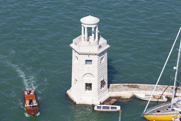 サン ・ ジョルジョ ・ マッジョーレとモーター ボート、ヴェネツィア、イタリアにある灯台 — ストック写真