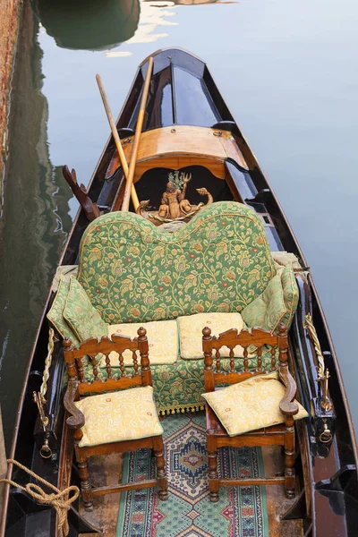 Vista su gondola parcheggiata, interno, spazio per passeggeri, Venezia, Italia — Foto Stock