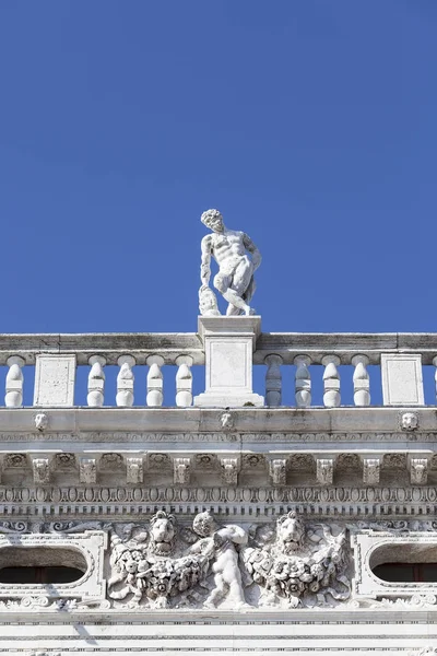 Nationalbibliothek von st mark 's (biblioteca marciana), Statue an der Spitze, Venedig, Italien — Stockfoto