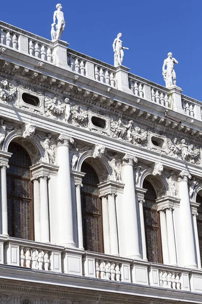 Národní knihovna ze St Mark's (Biblioteca Marciana), fasády, Benátky, Itálie — Stock fotografie