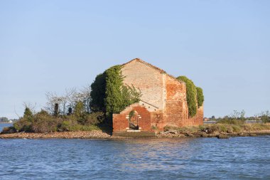 Venedik lagün, terk edilmiş eski ev küçük bir adada, Venedik, İtalya.