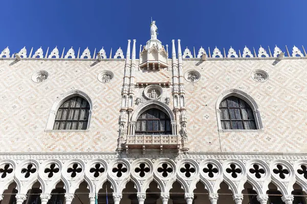 Dóžecí palác (Palazzo Ducale) na Piazza San Marco, fasády, Benátky, Itálie — Stock fotografie