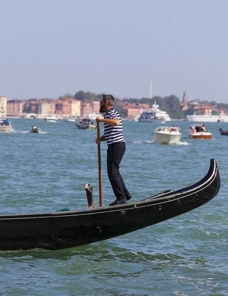 Gondolero veneciano remando por el Gran Canal, Venecia, Italia —  Fotos de Stock